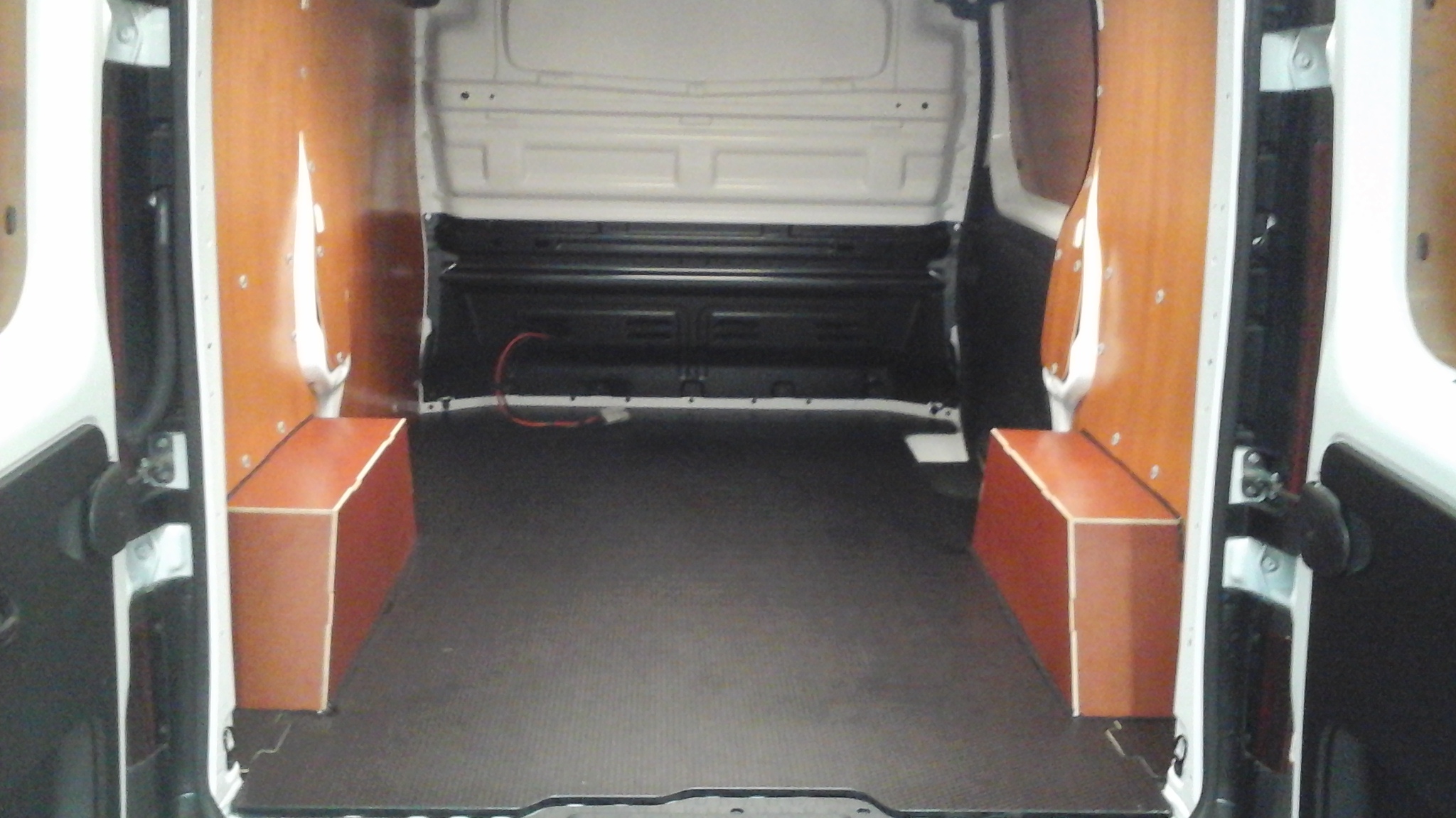 MONTAGE PLANCHER BOIS + HABILLAGE COMPLET OU PARTIEL POUR TOUT VEHICULE UTILITAIRE